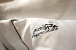 una camisa blanca con las palabras buen trabajo japanican en ella en A Nest Under the Karawanks en Žirovnica