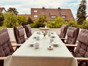 una mesa con tazones y tazas en un patio en Ferienwohnung Kaiserglück, en Goslar