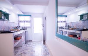 uma casa de banho com 2 lavatórios e um espelho em Ta Kymata Karpathos em Cárpatos