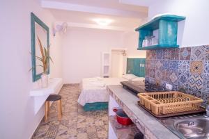 cocina con fregadero y fogones en una habitación en Ta Kymata Karpathos en Kárpatos