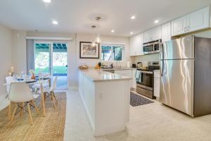 Dapur atau dapur kecil di Washington Vacation Rental with Covered Patio