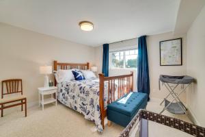 sypialnia z łóżkiem i oknem w obiekcie Washington Vacation Rental with Covered Patio w mieście Edmonds