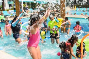 um grupo de pessoas brincando em uma piscina em Fontan Ixtapa em Ixtapa