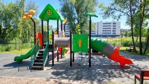 um parque infantil num parque com escorrega em Apartament przy Łąkach - Zakodomki (Kraków) em Cracóvia