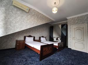 ein Hotelzimmer mit 2 Betten in einem Zimmer in der Unterkunft Voyage Gabala in Qəbələ