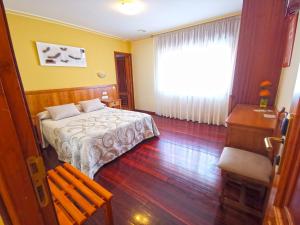 Hotel Liñares في بويو: غرفه فندقيه بسرير ونافذه
