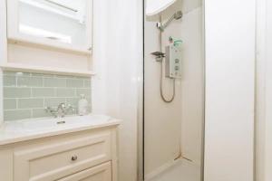 Kylpyhuone majoituspaikassa Sleek & Central 2BD Flat - Haymarket