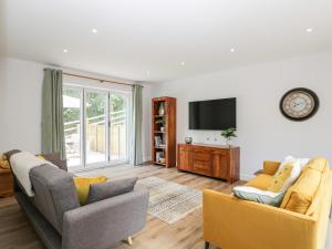 sala de estar con 2 sofás y TV en Stag Cottage en Poole