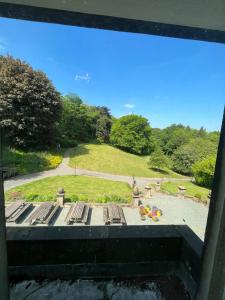 Blick auf einen Park aus dem Fenster in der Unterkunft Hargate Hall Self Catering in Buxton
