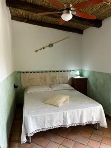 a bedroom with a bed with a ceiling at Graziosa stanza campidanese Su terzu in Oristano