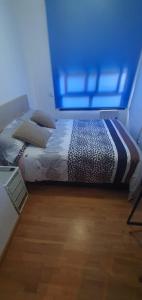 Un pat sau paturi într-o cameră la HABITACIÓN PRIVADA EN PISO a 10 minutos de Atocha