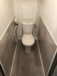 - une petite salle de bains avec toilettes à l'étage dans l'établissement Studio à Corrençon en Vercors, à Corrençon-en-Vercors
