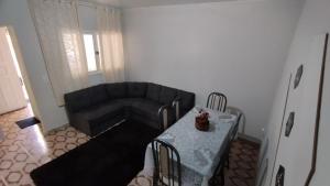 a living room with a couch and a table at CASA DU VÔ - Cantinho Du Vô in Santa Teresa