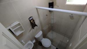 y baño pequeño con aseo y ducha. en CASA DU VÔ, en Santa Teresa