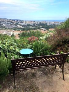 un banco sentado en la cima de una colina con vistas en Villa les Gabians, en Saint-Laurent-du-Var