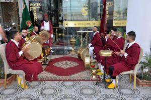 Un gruppo di uomini in uniforme rossa che suonano la batteria di FEKRI HOTEL a Meknès