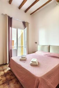 トラーパニにあるSAT Appartamenti Locazioni turistiche brevi-G&P HOLIDAY HOMEのベッドルーム1室(大型ベッド1台、タオル2枚付)