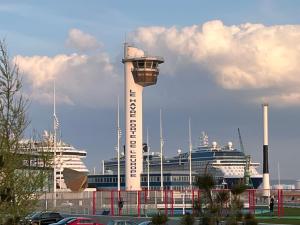 a control tower in front of a cruise ship at Vivez proche du port de plaisance - 2 chambres - Calme in Le Havre