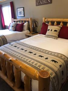 Posteľ alebo postele v izbe v ubytovaní Summit Lake Lodge