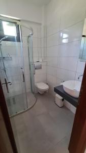 Ванная комната в Elena Apartments +8 фотографий