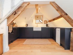 A kitchen or kitchenette at Spring Cottage