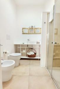 トラーパニにあるSAT Appartamenti Locazioni turistiche brevi-G&P HOLIDAY HOMEの白いバスルーム(トイレ、シンク付)