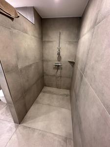 een badkamer met een douche bij Gästewohnung Schleienbach in Wadgassen