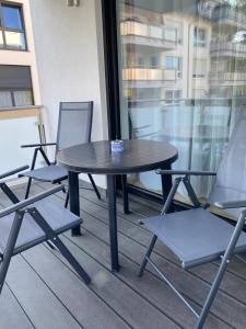 een tafel en stoelen op een balkon bij Gemütliches City Apartment in Friedrichshafen