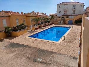a swimming pool in the middle of a courtyard at Arenitas Beach Un oasis junto al mar in Candelaria
