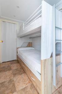 a bedroom with a bunk bed and a closet at Apartamento Pobla de farnals, vistas al mar, wifi in Puebla de Farnals