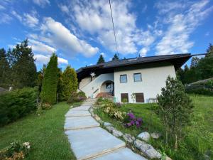 una casa con un camino delante de una casa en Haus am Berg, Apartment 954 Hm, 82493 Klais, en Krün