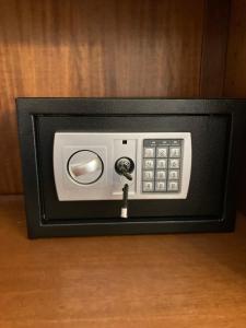 a black and white microwave with a key in it at Zur Baumwolle Family Suites in Nuremberg
