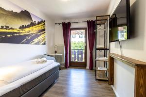 Ein Bett oder Betten in einem Zimmer der Unterkunft Gasthof zur Post Saulgrub