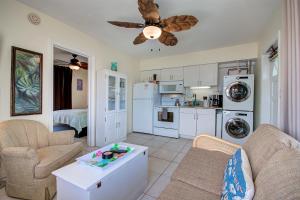 Kuchyň nebo kuchyňský kout v ubytování Five Palms Vacation Rentals- Daily - Weekly - Monthly