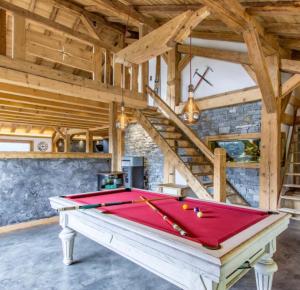 Більярд в Chalet Le Perray Alpine Lodge