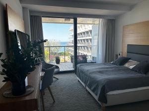 Posteľ alebo postele v izbe v ubytovaní Seaside Park Hotel Kołobrzeg apartament 27 metrów radości