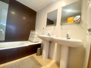 un bagno con lavandino e vasca da bagno di ENJOY Mar Menor a Torre-Pacheco Altre 7 foto