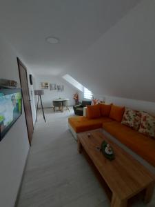 TV a/nebo společenská místnost v ubytování Lučić GUESTHOUSE