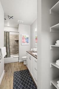 y baño blanco con aseo y ducha. en EXPERIENCE Estancia Amenity Filled Resort, en St. George
