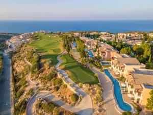 uma vista aérea de um resort com um campo de golfe em EXQUISITE GOLF VILLA with Sea, 8Tee, Green Views, in Aphrodite Hills Golf Resort em Kouklia