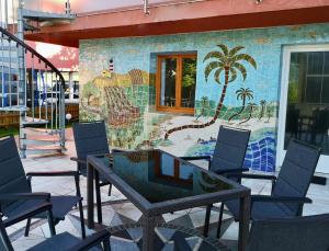 A seating area at Apartment Schwarzindien
