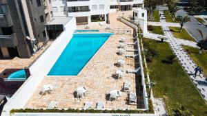 Bazén v ubytování Vista mar em Caiobá com piscina conforto e localização nebo v jeho okolí