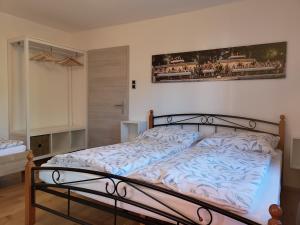 A bed or beds in a room at Apartment Schwarzindien