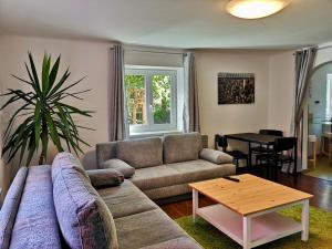 A seating area at Apartment Schwarzindien