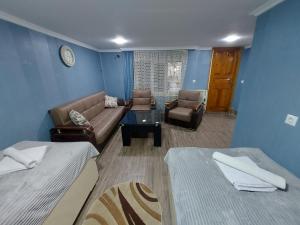 sala de estar con 2 camas y sofá en Hotel Rabat Castle, en Akhaltsikhe