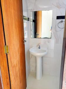 a bathroom with a sink and a mirror at Hospedaje MorroSP in Morro de São Paulo