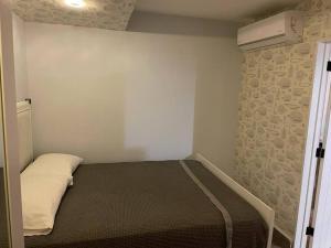 ein kleines Schlafzimmer mit einem Bett und einer Klimaanlage in der Unterkunft Amazing apartment, Juan Dolio, El Bonio II- 2B in Juan Dolio