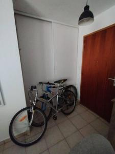 un vélo garé dans une pièce à côté d'un mur dans l'établissement Appartement 46, à Doussard