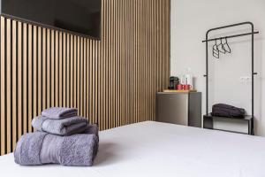 Postel nebo postele na pokoji v ubytování Valentin Suites