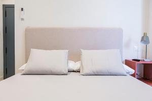 Postel nebo postele na pokoji v ubytování Valentin Suites